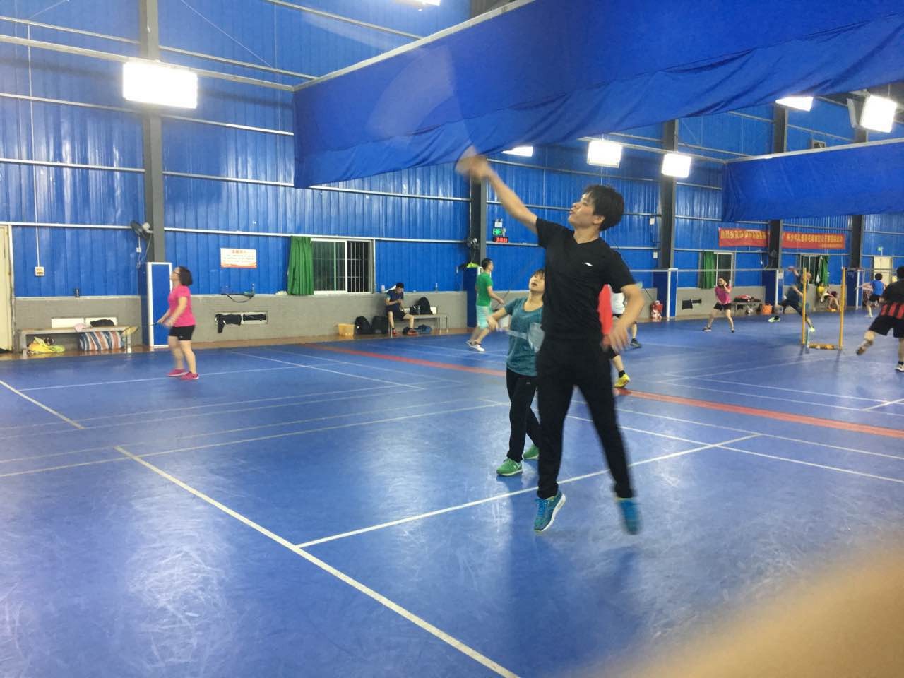 我公司定期組織員工開展羽毛球健身活動(dòng)